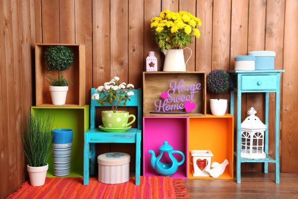 قفسه های رنگارنگ زیبا با اشیاء مختلف مربوط به خانه