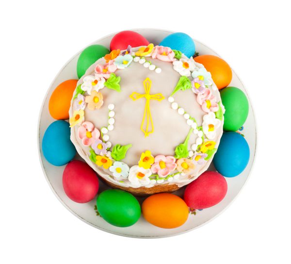 تخم‌مرغ‌های عید پاک و کیک کوچک خوشمزه روی پشت جدا شده سفید رنگ شده