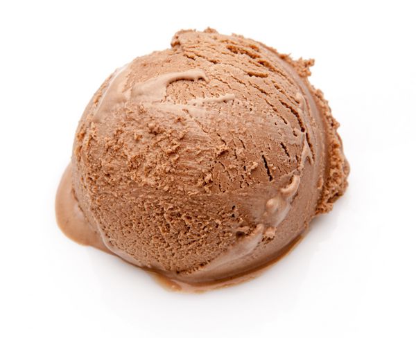اسکوپ بستنی شکلاتی جدا شده روی سفید