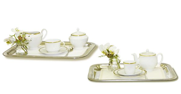 سینی های چای با تعدادی گل جدا شده به رنگ سفید