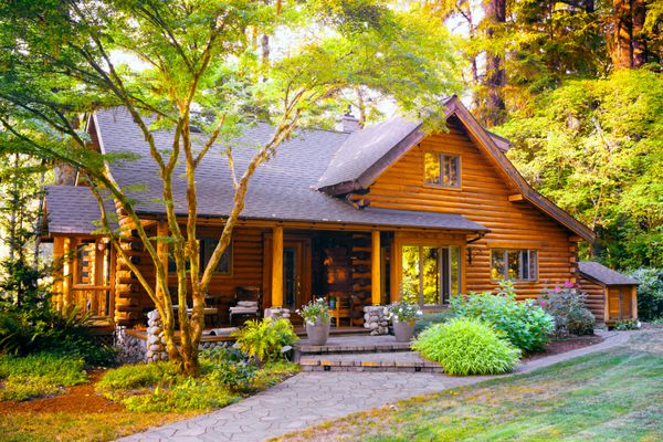 خانه چوبی مدرن در یک محیط جنگلی