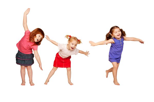 بچه های کوچک شاد در حال رقصیدن در هوا مو قرمز e و دختران مهمانی شاد جدا شده در زمینه سفید