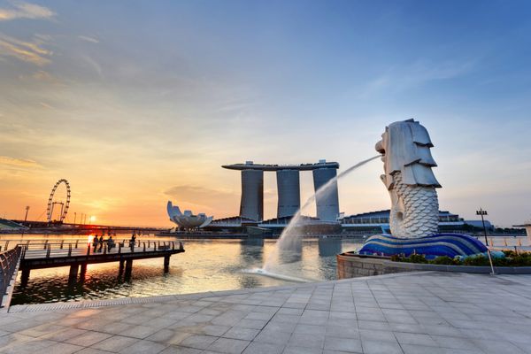خط افق شهر سنگاپور در پارک مرلیون هنگام طلوع خورشید