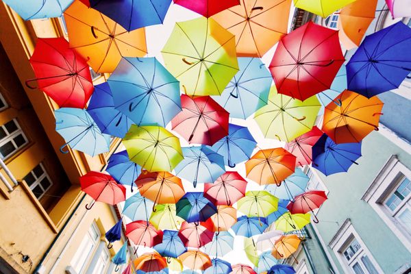 خیابان تزئین شده با چترهای رنگی آگوئدا پرتغال