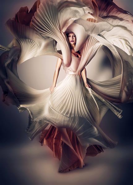 زن عارف با لباس سفید پرنده