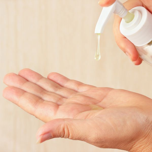 دست های زن با استفاده از صابون مایع آرایشی از نزدیک