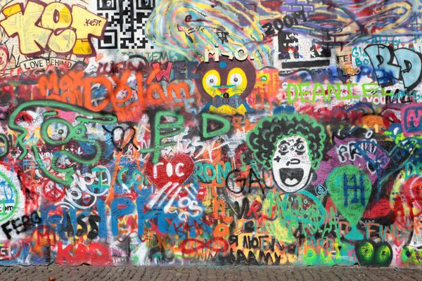 پراگ جمهوری چک - 24 فوریه دیوار لنون از دهه 1980 مملو از گرافیتی های الهام گرفته از جان لنون و قطعاتی از اشعار از آهنگ های بیتلز در 24 فوریه 2014 در پراگ جمهوری چک