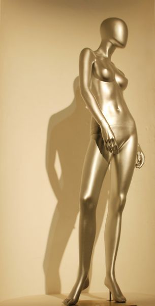 مانکن پشه طلایی - ساختگی - به شکل یک زن