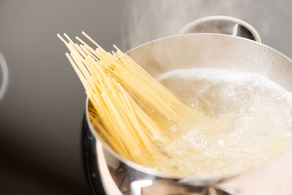 اسپاگتی در ماهیتابه در حال پختن در آب جوش