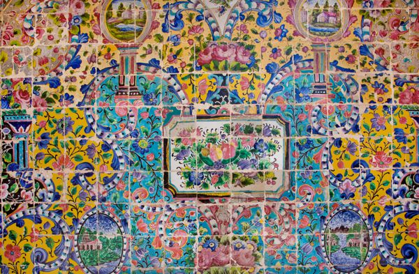 تهران ایران - 6 اکتبر نقش گل روی کاشی سیم گلستانی زیبای ایرانی در 6 اکتبر 2014 سایت میراث جهانی یونسکو گلستان پال در قرن 16 ساخته شد
