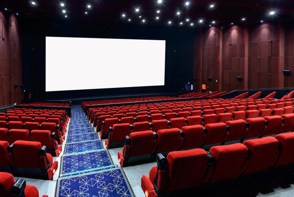 سینمای خالی با صندلی های قرمز