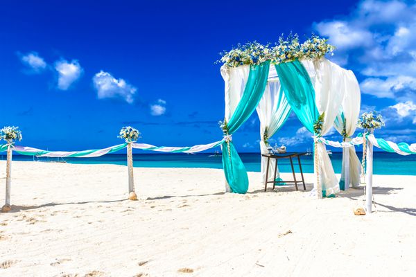 محل برگزاری عروسی ساحلی چیدمان عروسی کابانا طاق آلاچیق تزئین شده با گل