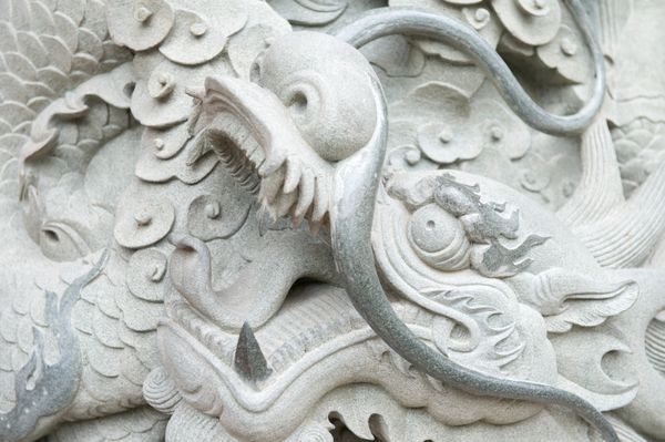 نمای نزدیک مجسمه اژدها به سبک چینی
