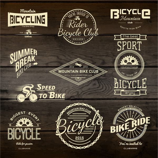 نشان‌ها و برچسب‌های مجموعه دوچرخه برای هر کاربری روی بافت پس‌زمینه چوبی