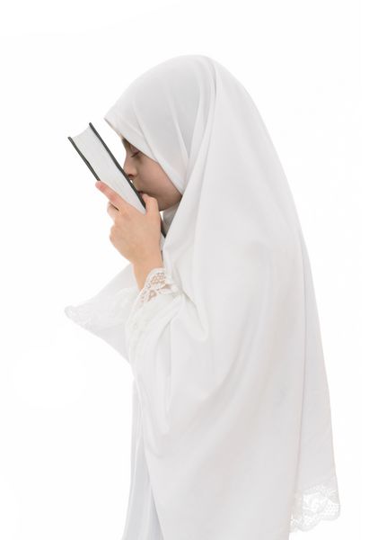 دختر زیبای مسلمان عاشق کتاب مقدس قرآن جدا شده در زمینه سفید
