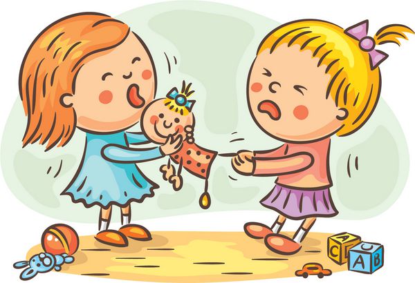 دو دختر کوچک در اتاق بازی به خاطر یک عروسک با هم دعوا می کنند