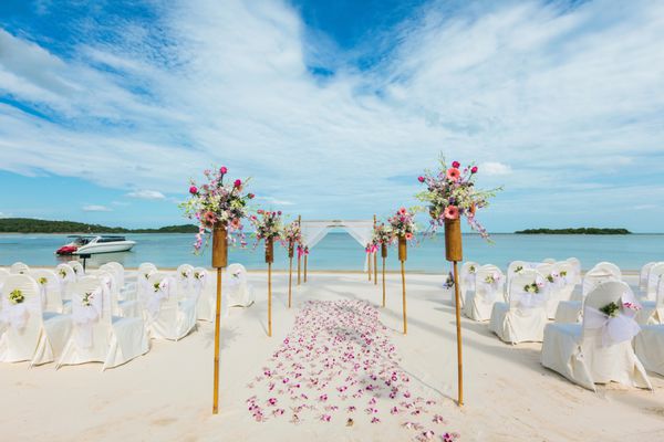 چیدمان گل عروسی در ساحل
