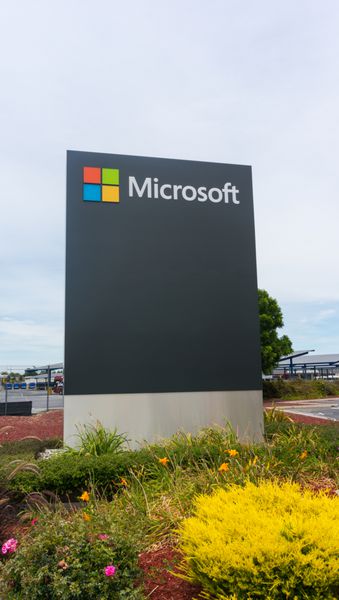 نمای کوه کالیفرنیا ایالات متحده آمریکا - 9 ژوئن 2015 دفتر شرکت مایکروسافت در نمای کوه حدود مایکروسافت یک شرکت چندملیتی است که نرم افزارهای کامپیوتری و لوازم الکترونیکی مصرفی را توسعه داده و به فروش می رساند