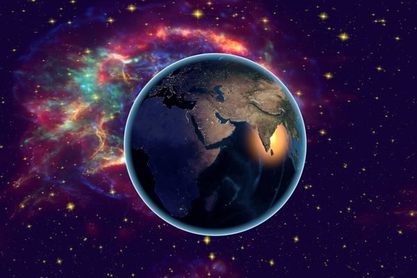 سیاره زمین در پس زمینه با ستاره ها و کهکشان ها زمین از sp شبه جزیره عربستان آفریقا هند را بر روی کره زمین در شب نشان می دهد عناصر این تصویر ارائه شده توسط ناسا