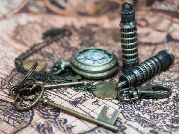 ساعت جیبی قدیمی و اقلام قدیمی روی نقشه باستانی
