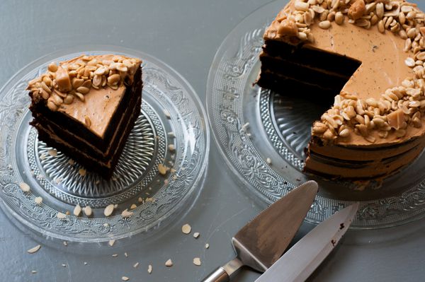 کیک بادام زمینی و شکلاتی وگان خوشمزه خانگی