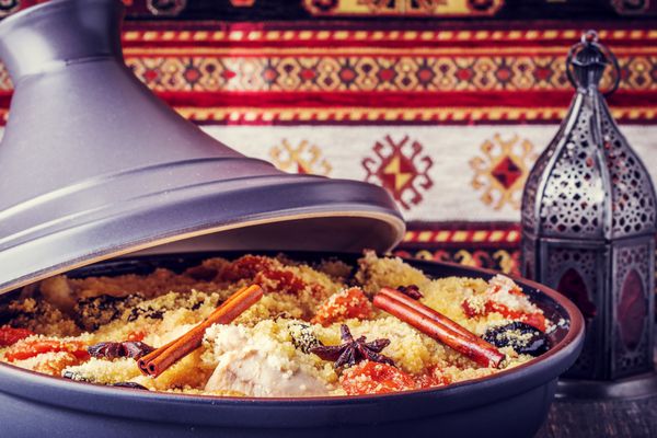 تاجین سنتی مراکشی مرغ با میوه های خشک و ادویه جات تمرکز انتخابی