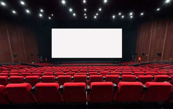 سینمای خالی با صندلی های قرمز