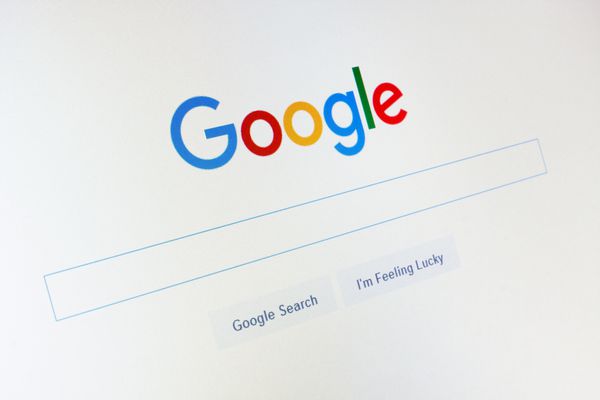گدانسک لهستان - 14 ژانویه 2016 صفحه اصلی google com و نشانگر روی صفحه گوگل محبوب ترین موتور جستجوی جهان است