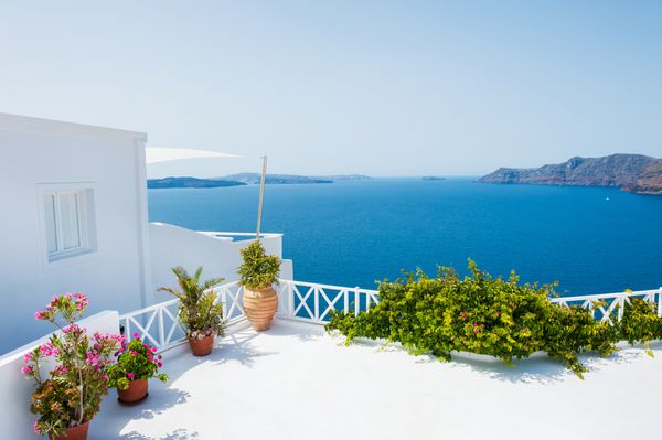 تراس زیبا با منظره دریا معماری سفید در جزیره سانتورینی یونان