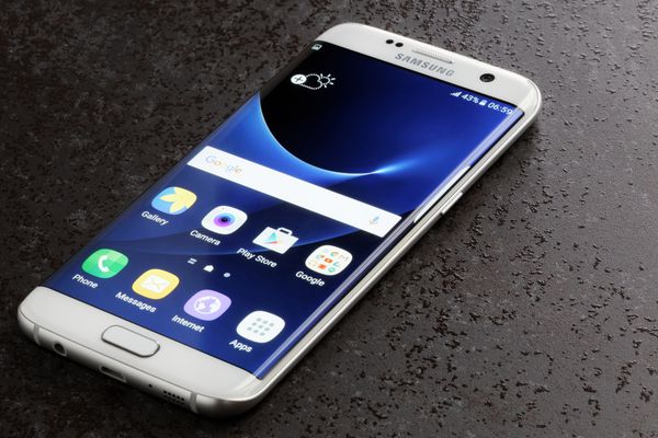 کوزالین لهستان 29 مارس 2016 po of Samsung galaxy s7 edge روی میز سامسونگ 7 اج نسل جدید گوشی هوشمند سامسونگ است سامسونگ s7 edge یک گوشی هوشمند با صفحه نمایش چند لمسی است