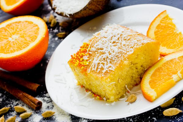 basbousa namoora - کیک سمولینا مصری با شربت شکر پرتقال و ادویه با تمرکز انتخابی