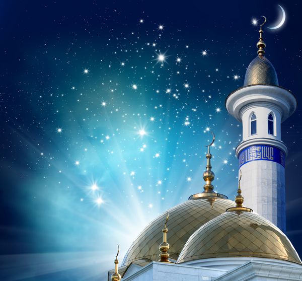 پس زمینه رمضان کریم هلال ماه در بالای یک مسجد