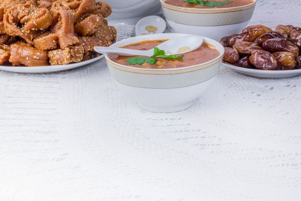 کاسه سوپ حریره مراکشی چباکیا خرما برای افطار
