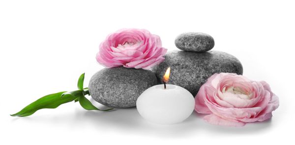 طبیعت بی جان آبگرم با سنگریزه گل و شمع جدا شده روی سفید