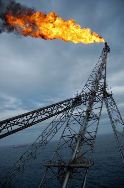 رونق شعله در سکوی نفتی دریایی در دریای شمال