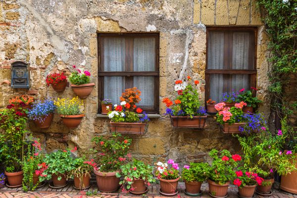 خیابان های پر از گل شهر قدیمی ایتالیا در توسکانی