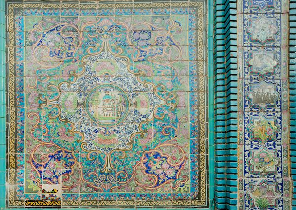 کرمانشاه ایران - 12 اکتبر کاشی‌های قدیمی با نقش‌های ایرانی سنتی بر روی مسجد تاریخی در 12 اکتبر 2014 با جمعیت 855000 نفر کرمانشاه در قرن چهارم میلادی توسط پادشاهان ساسانی ساخته شد