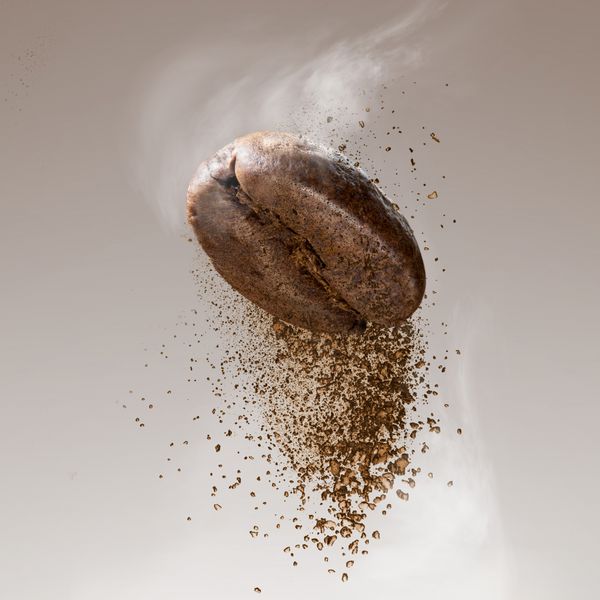 قهوه آسیاب شده از دانه می افتد