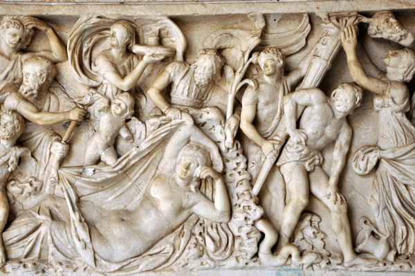 نقش برجسته و جزئیات مجسمه در سنگ خدایان و امپراتوران رومی