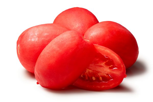 گوجه فرنگی کامل پوست کنده یک میوه نصف شده مسیرهای برش سایه جدا شده عمق میدان بی نهایت