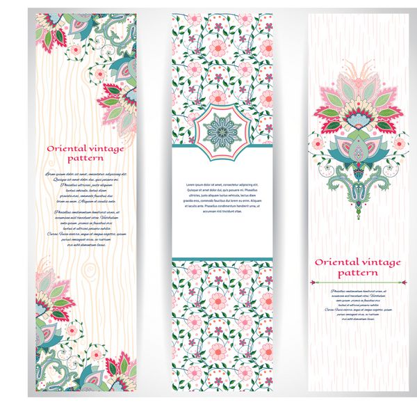 مجموعه ای از سه بنر عمودی با تقلید از بافت چوبی و ضربه های روی پس زمینه گلهای سنتی روشن شرقی لطفا برای متن شما