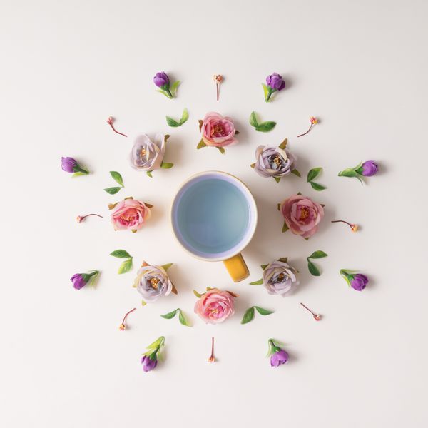 چیدمان خلاقانه گل های مختلف با فنجان چای تخت دراز کشیدن