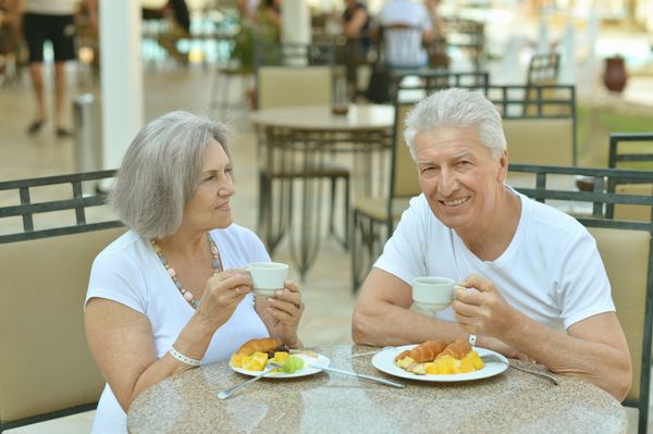 زوج سالخورده در حال صبحانه