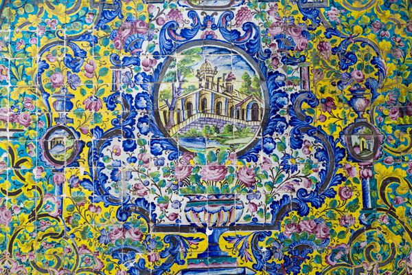 تهران ایران - 14 مهر 1395 نمای بیرونی دوستان گلستان و نقاشی های معرق قدیمی در تهران ایران