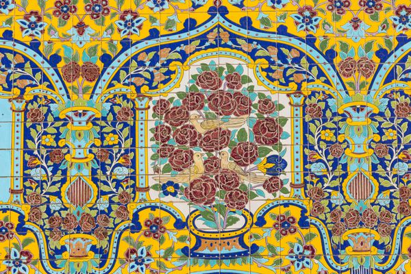 تهران ایران - 14 مهر 1395 نمای بیرونی دوستان گلستان و نقاشی های معرق قدیمی در تهران ایران