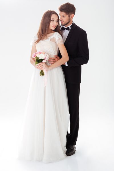 پرتره تمام قد از تازه عروس پس زمینه سفید جدا شده