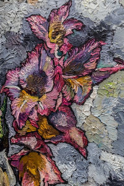 نقاشی رنگ روغن طبیعت بی جان با گل های زنبق روی بوم با بافت در مقیاس خاکستری