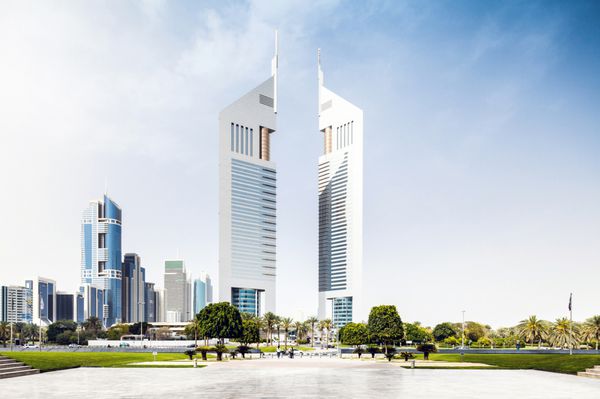 دبی امارات - 27 آوریل 2016 برج اداری امارات به همراه برج های امارات جمیرا ال در دبی نمای از میدان