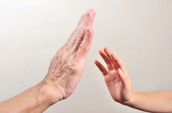 دست کودک سعی کنید دست پیرزن یا پیرزن را لمس کنید مفهوم دو نسل مختلف