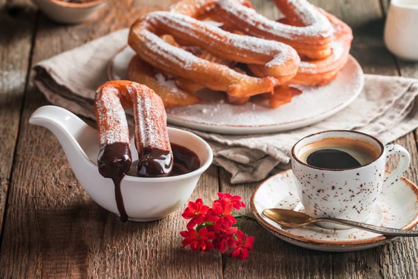 چرو قهوه و شکلات روی میز چوبی